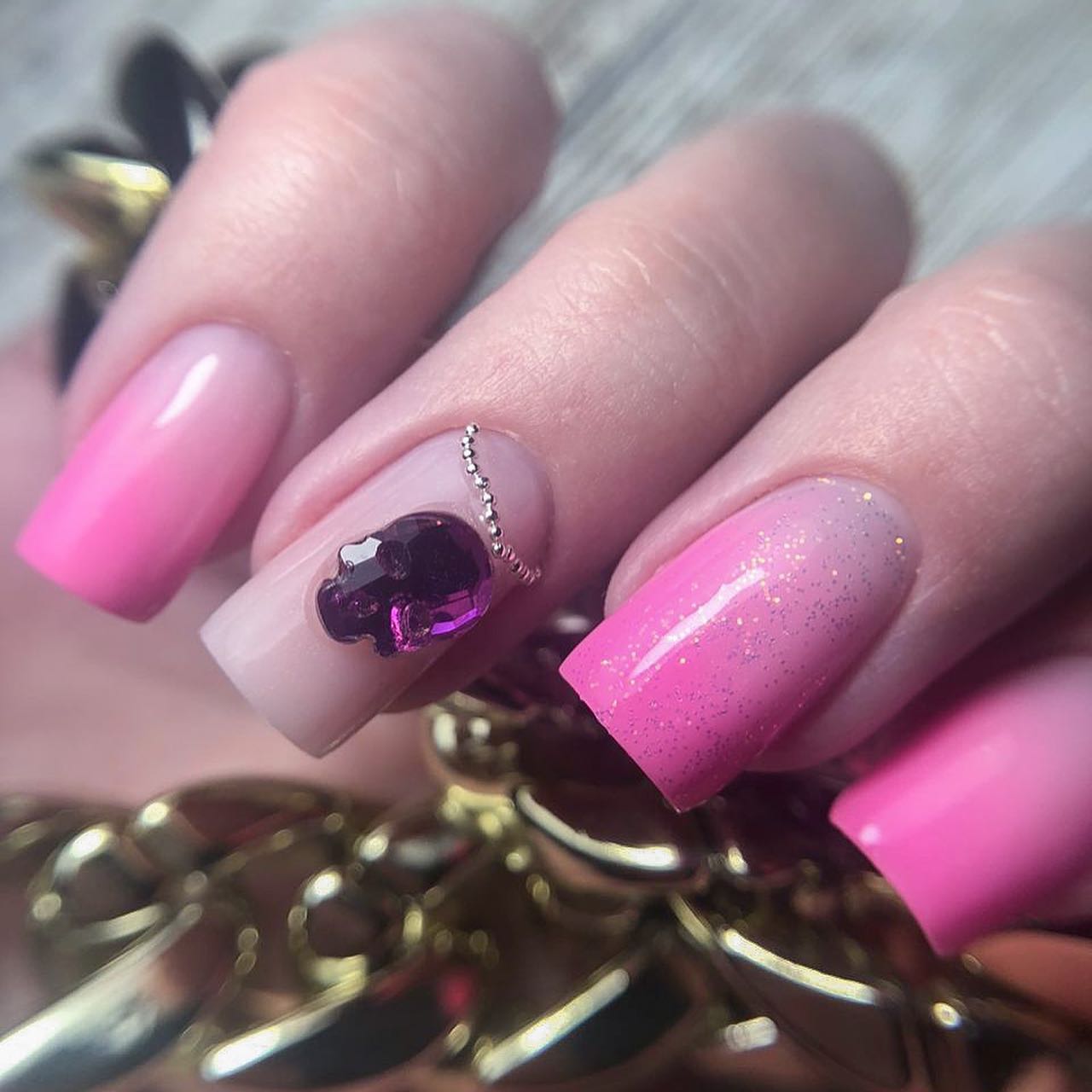 Манікюр з блискітками рожевий на квадратні нігті, фото -  Ideal Nails
