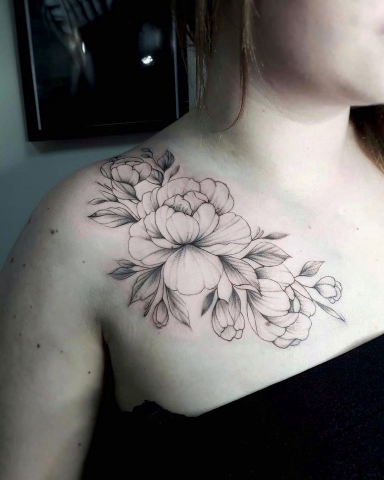 Женские на плече черно-белые, фото - Тату салон Black Ink Tattoo Studio