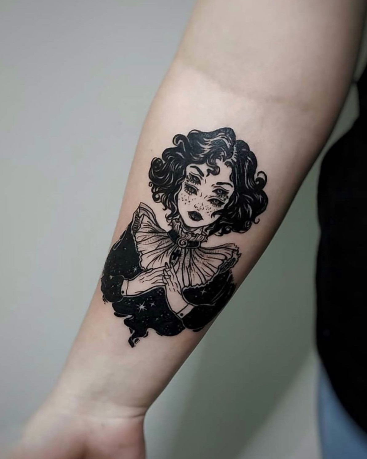 Для дівчат на передпліччі чорно-білі, фото - Тату салон Black Ink Tattoo Studio