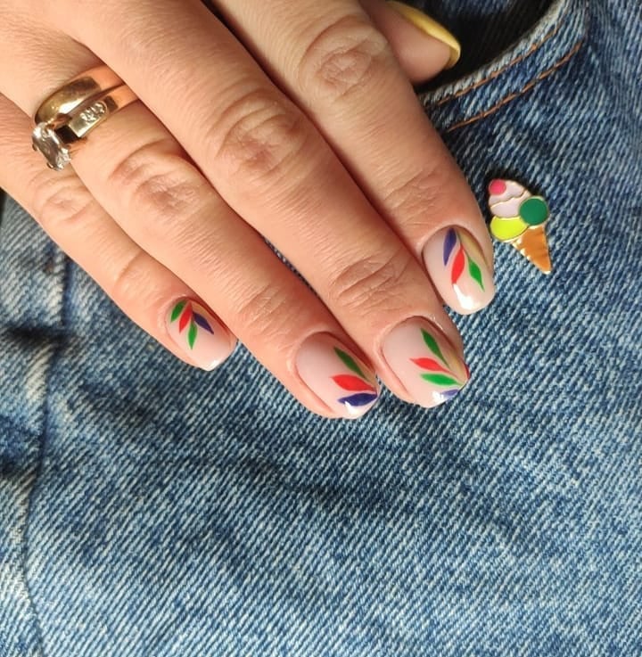Манікюр на короткі нігті нюдовий з малюнком, фото -  Nail Box