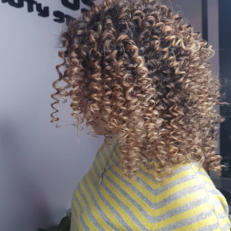 Стрижка на средние волосы укладка волос блонд, фото -  Pafos Beauty studio