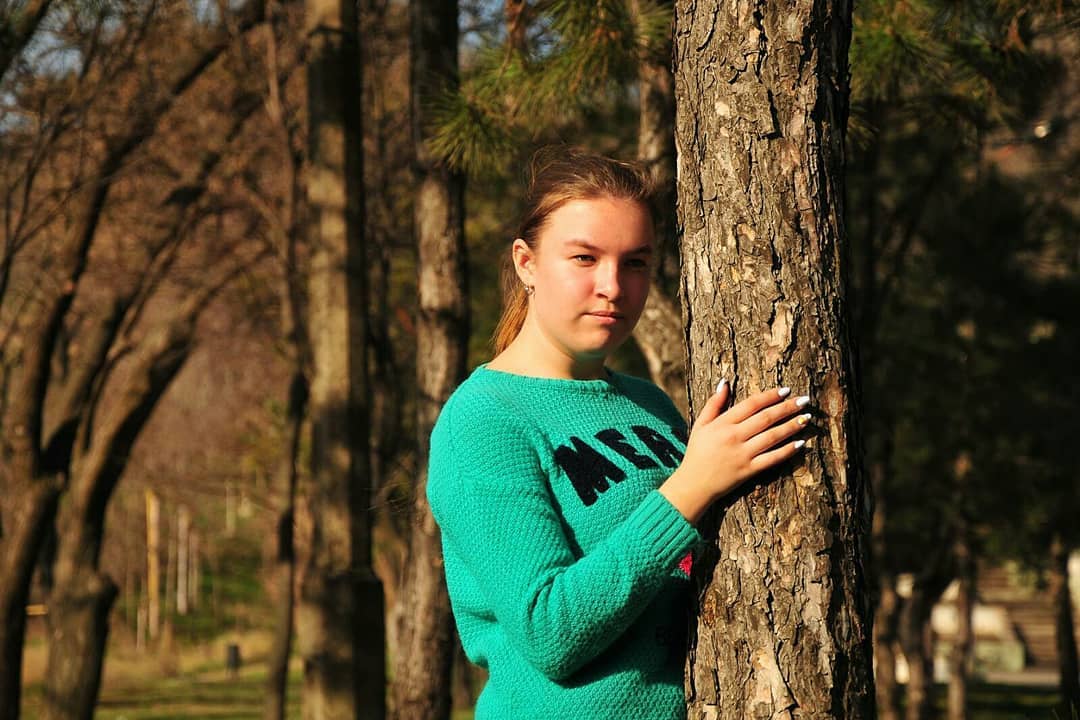 Фотосесія на природі у парку з деревом, фото - Сімейний фотограф Николай Кенгели