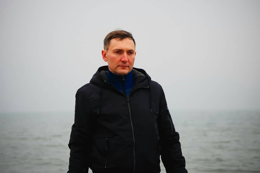 Чоловіча фотосесія у похмуру погоду на морі, фото - Сімейний фотограф Николай Кенгели