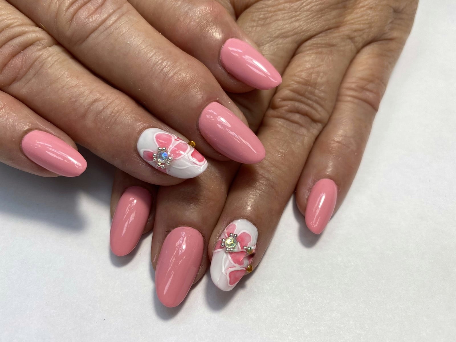 Білий манікюр рожевий з дизайном, фото - Майстер манікюру Наталья