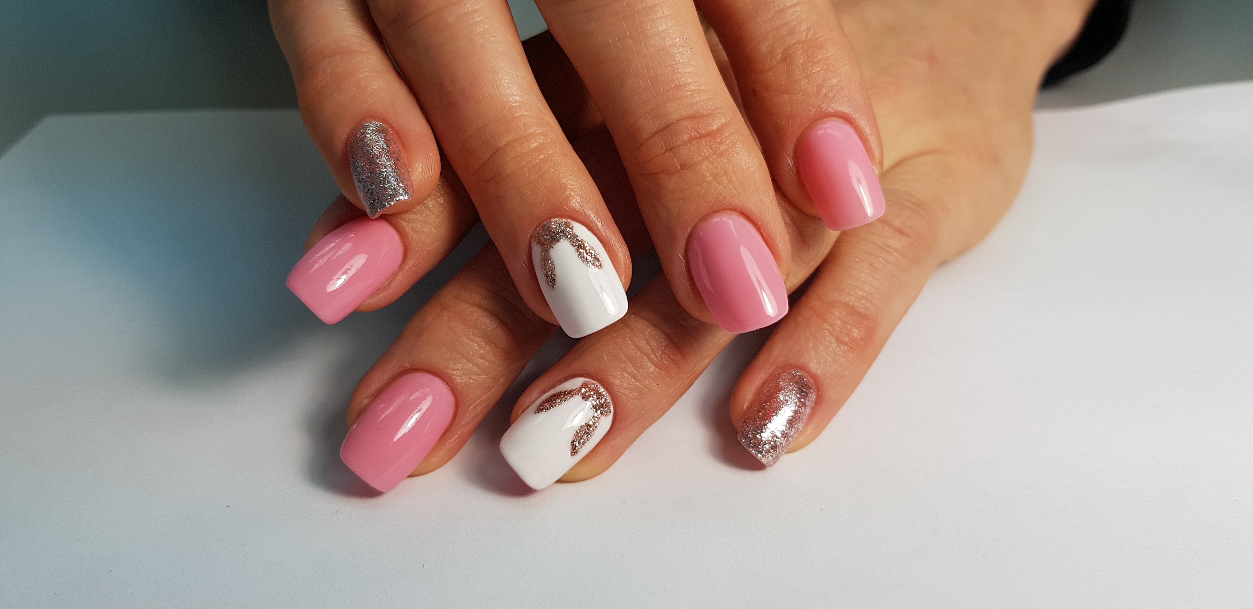 Білий манікюр рожевий з дизайном, фото - Майстер манікюру Наталья