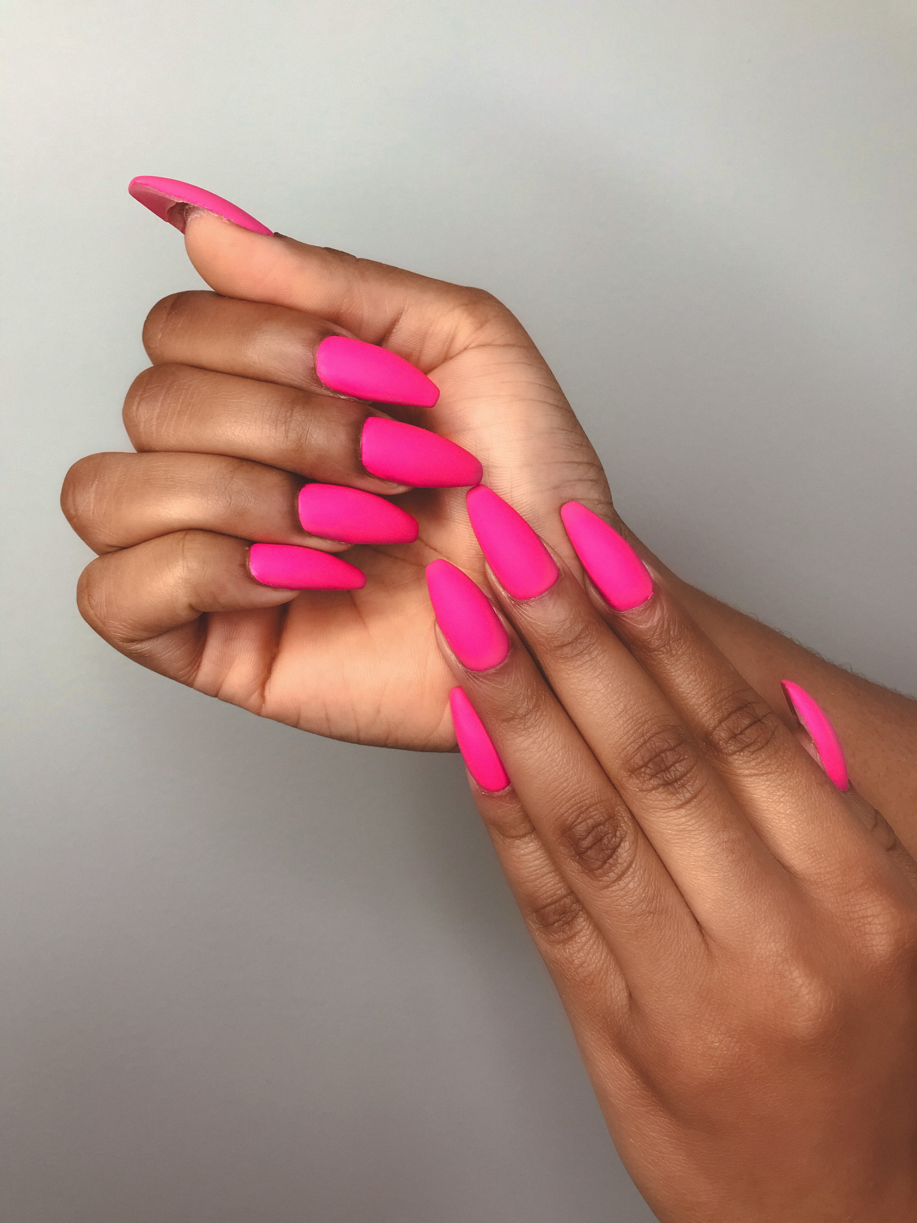 Яскравий манікюр матовий рожевий, фото - Студія краси Ajur Nails