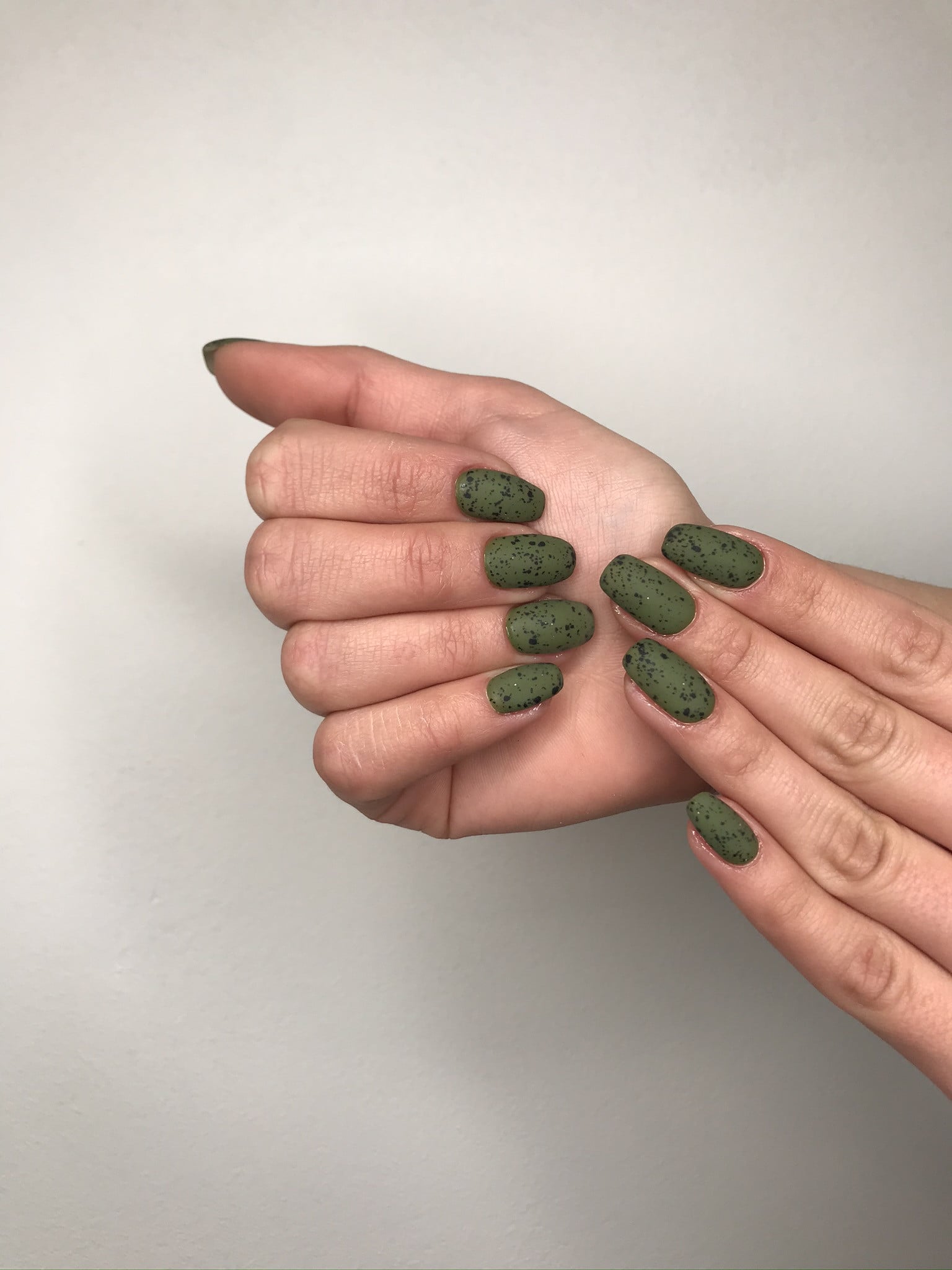 Матовый маникюр зеленый перепелиное яйцо, фото - Студия красоты Ajur Nails