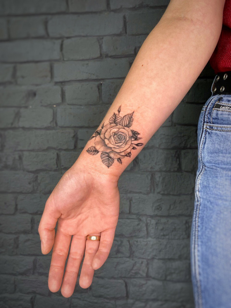 Для дівчат на зап'ясті троянда, фото - Тату салон THUNDER TATTOO