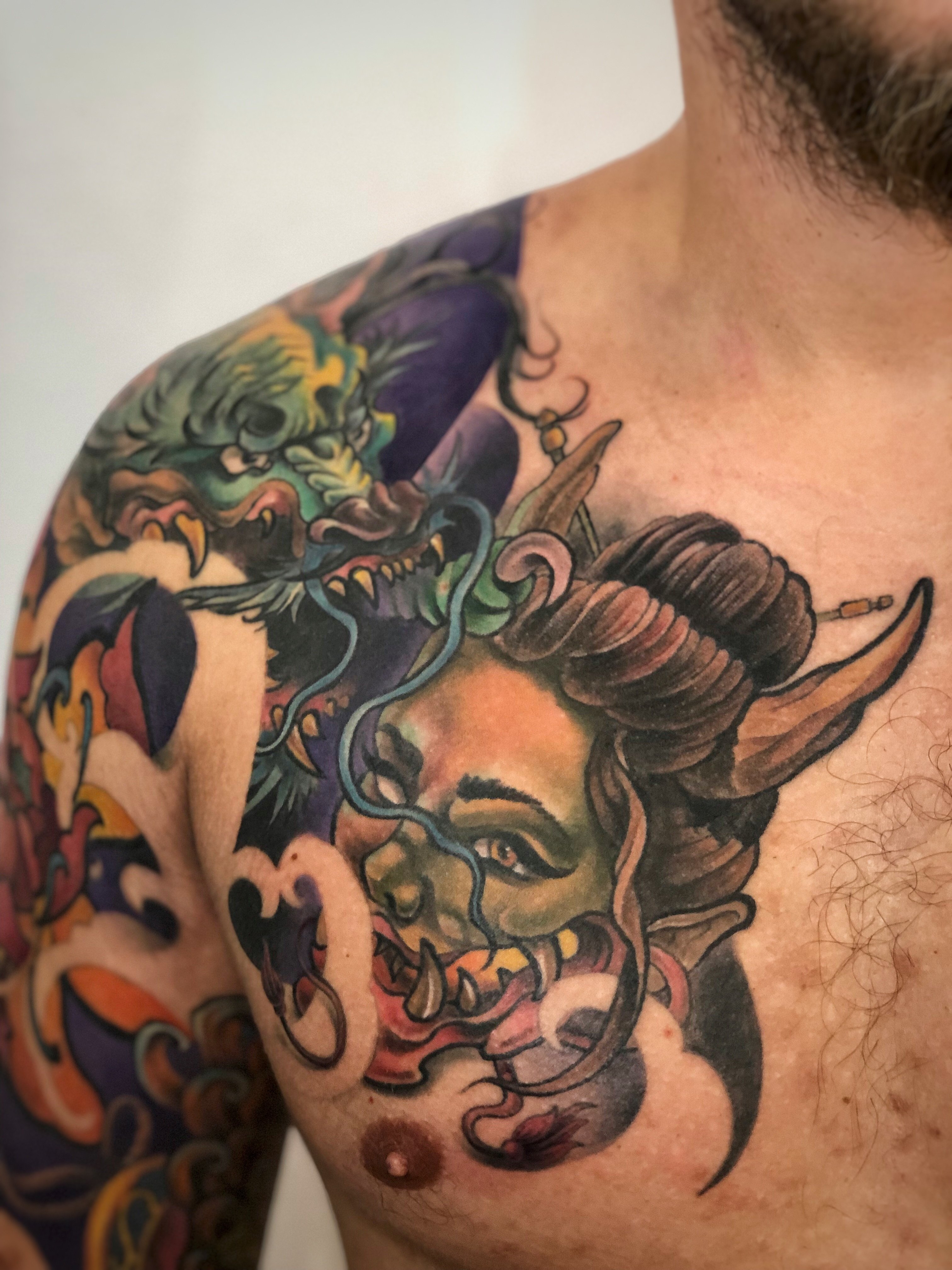 Мужские на плече цветные, фото - Тату салон THUNDER TATTOO