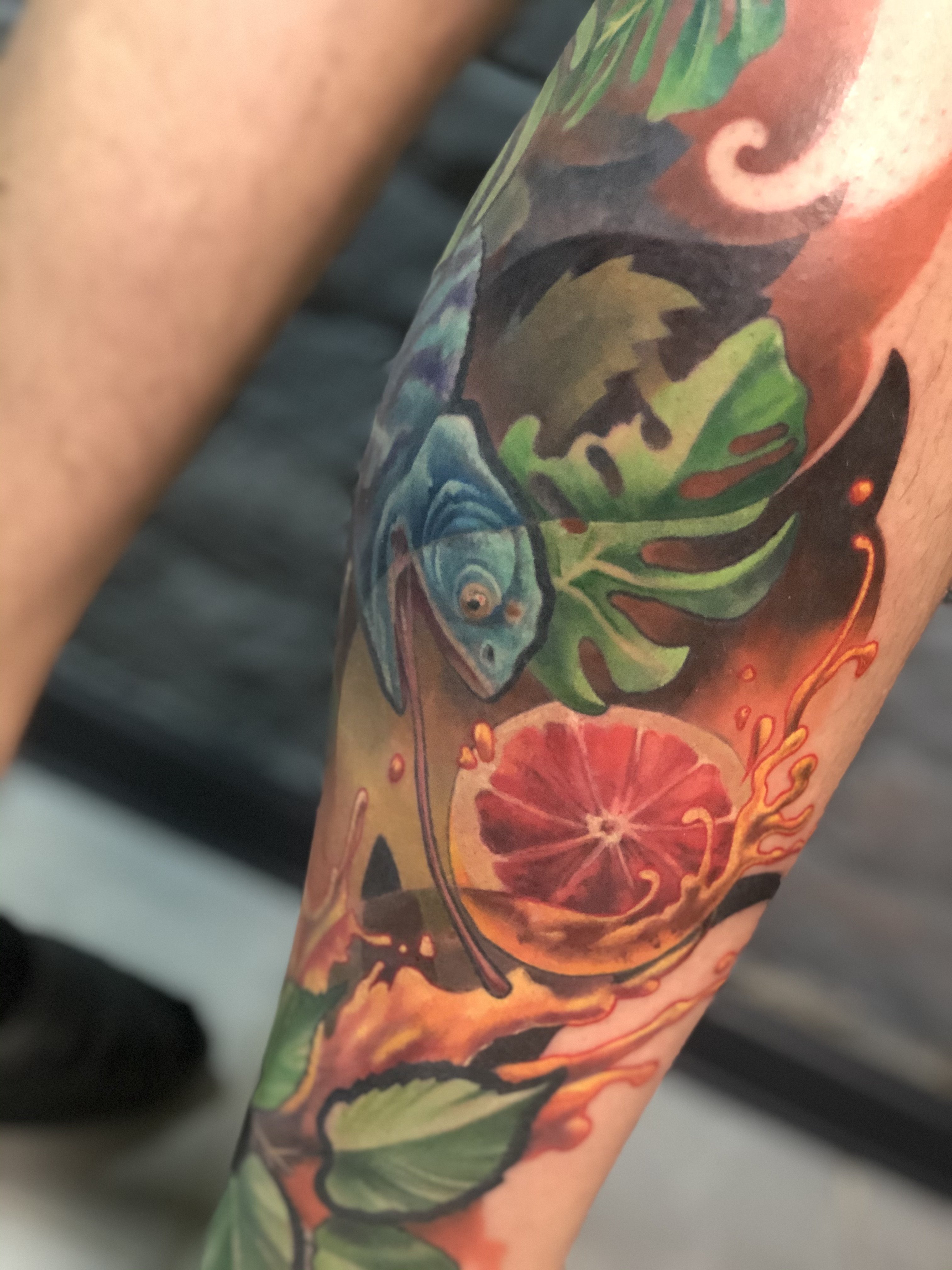На нозі кольорові реалізм, фото - Тату салон THUNDER TATTOO