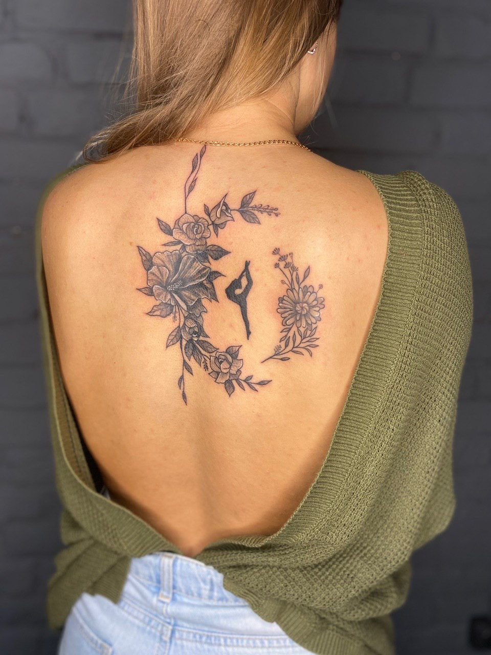 Для дівчат чорно-білі на спині, фото - Тату салон THUNDER TATTOO