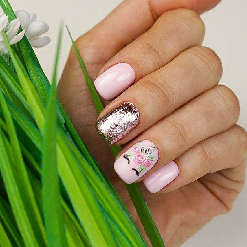 Нежный маникюр с блестками рисунком, фото - Ногтевая студия Holy Nails