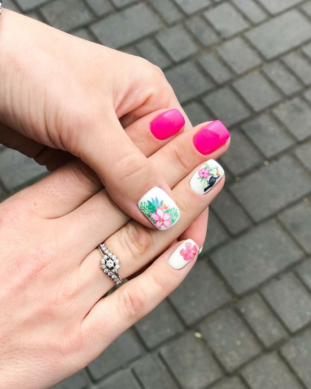 Манікюр з квітами на 8 березня, фото - Нігтьова студія Holy Nails