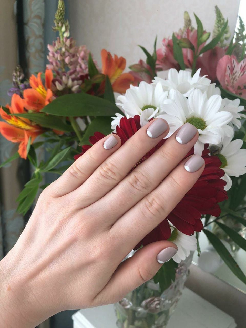 Маникюр на короткие ногти бежевый лунный, фото - Ногтевая студия Holy Nails