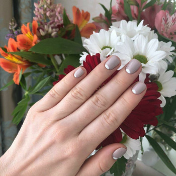 Манікюр на короткі нігті бежевий місячний, фото - Нігтьова студія Holy Nails