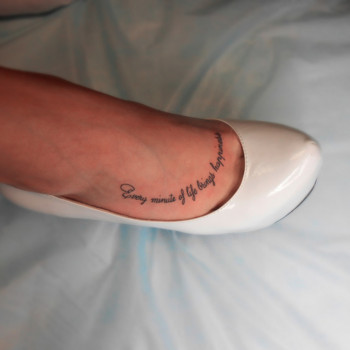 тату напис на ступні