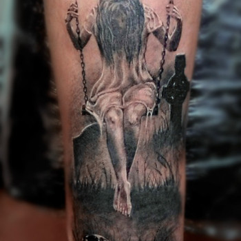 тату дівчинка на гойдалці