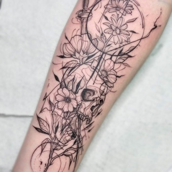 тату череп з квітами чб