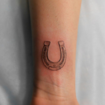 тату підкова чб