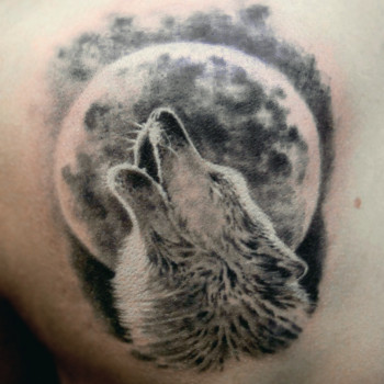 тату вовк виє на місяць