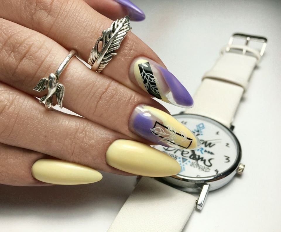 Маникюр с рисунком на длинные ногти желтый, фото -  Nail Logic studio