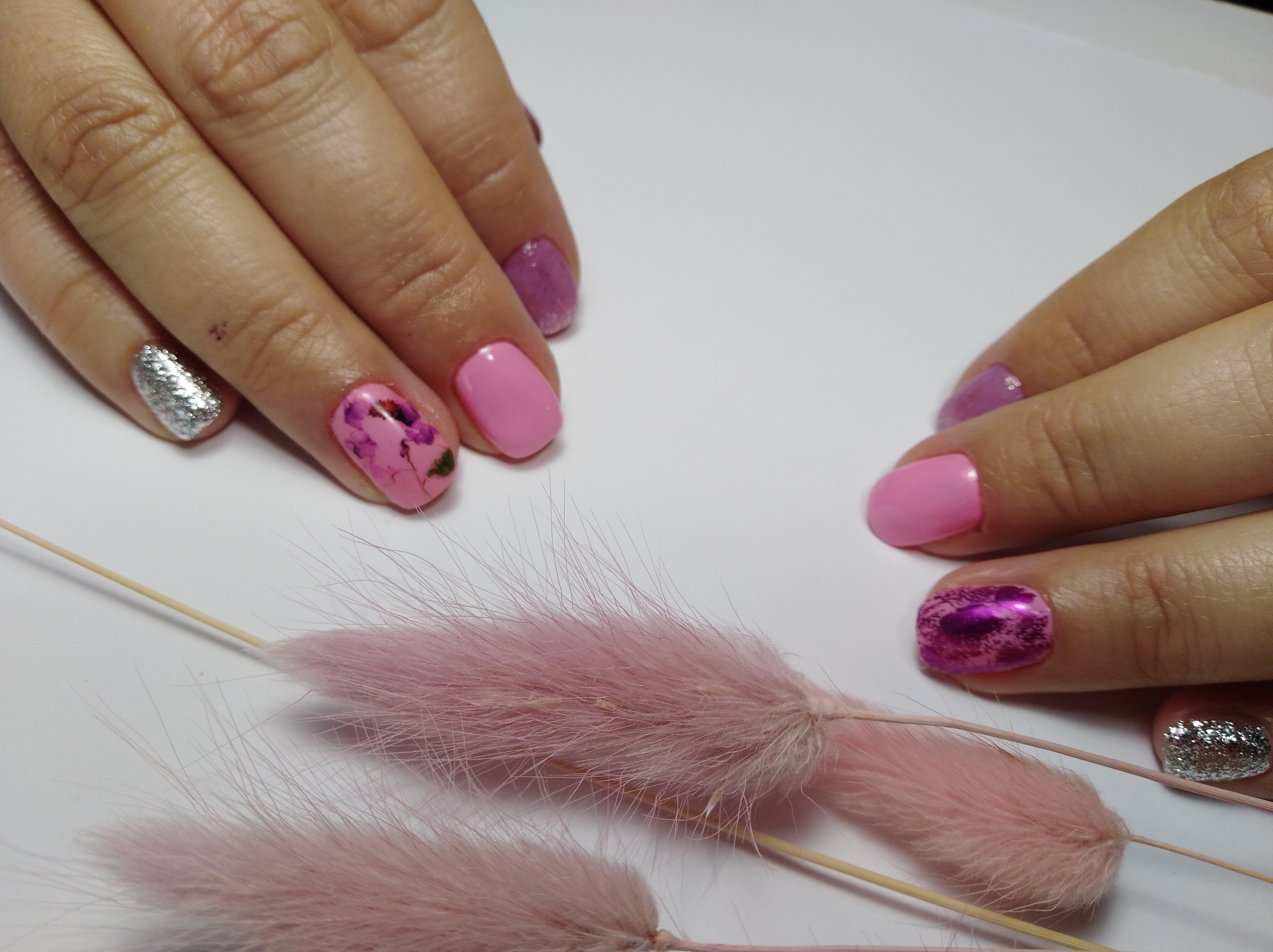 Рожевий манікюр із фольгою на 8 березня, фото - Майстер манікюру Светлана Кириллова