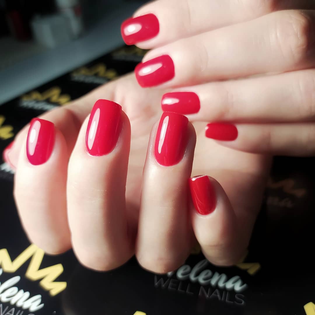 Червоний манікюр на короткі нігті яскравий, фото - Нігтьова студія Helena Well Nails