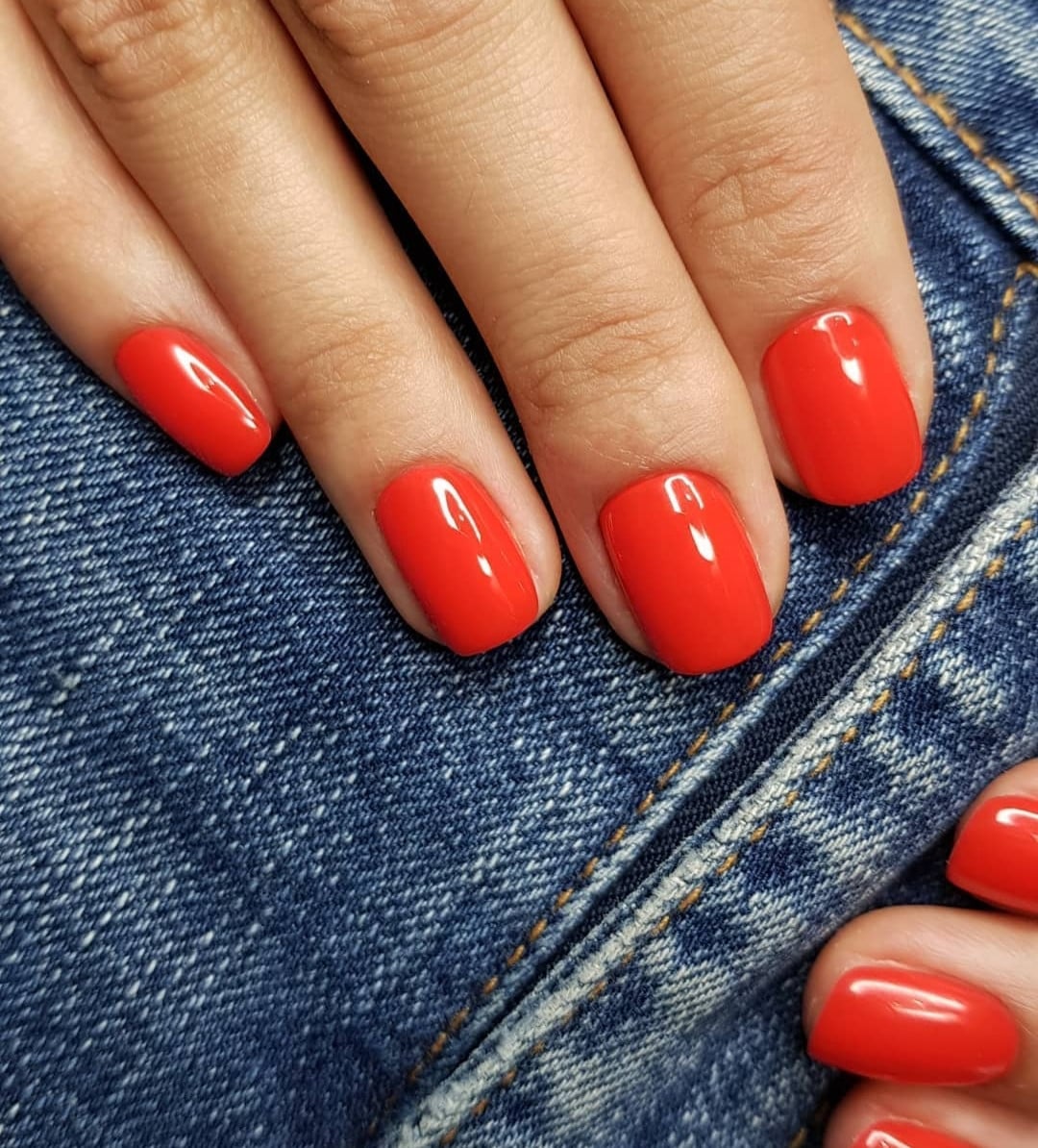 Червоний манікюр на короткі нігті яскравий, фото - Нігтьова студія Candy Beauty Bar