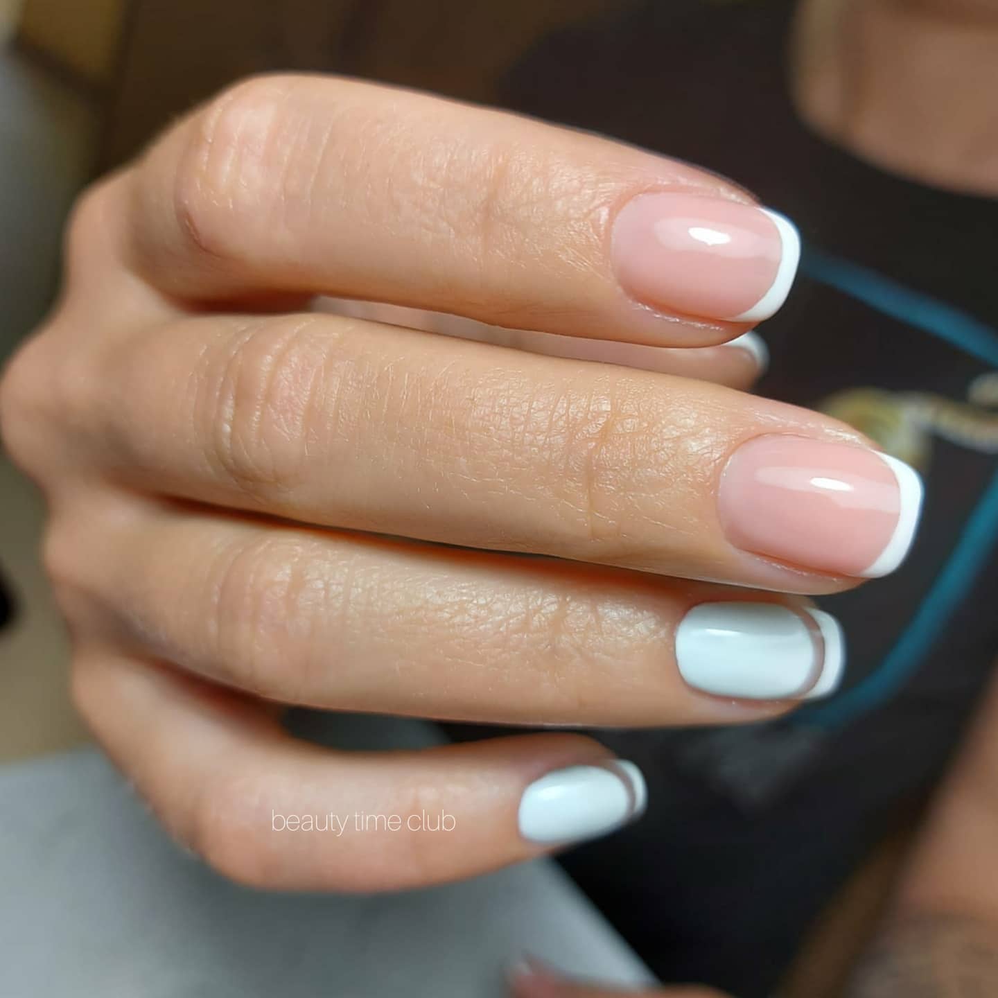 Білий манікюр на короткі нігті нюдовий, фото - Студія краси Beauty Time Club