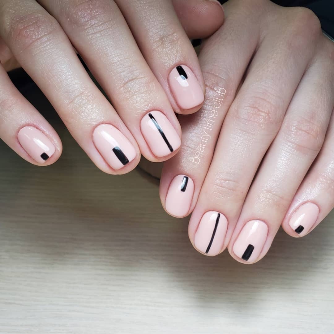 Манікюр на короткі нігті нюдовий чорний, фото - Студія краси Beauty Time Club