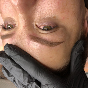 Пудрові брівки , відразу після процедури