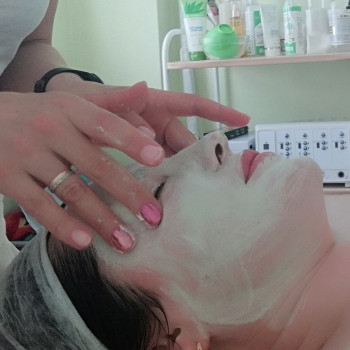 На фото нанесение лечебной маски