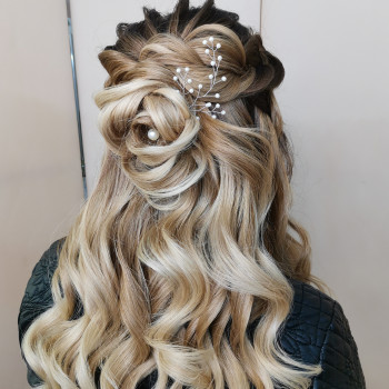 Причёска с элементом цветка