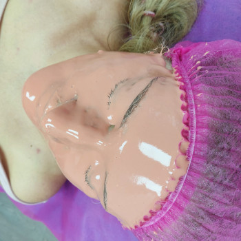 Завершение процедуры альгинатной маской с витаминами