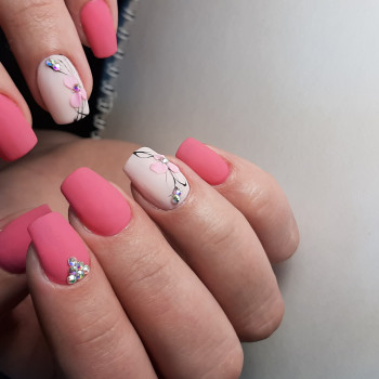 Матовый маникюр розовый со стразами, фото - Салон красоты LeYana