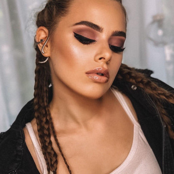 Вечірній макіяж зі стрілками косички, фото - Салон краси Muramur