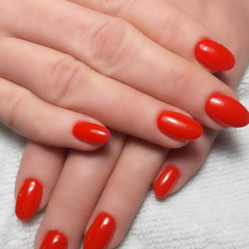Корекція нарощених нігтів. Класичний червоний манікюр, фото - майстер манікюру Юлія