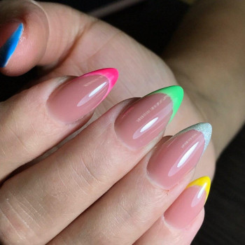 Зробити французький манікюр у салоні краси біля будинку Бров