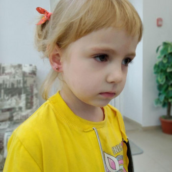 Проколоти вуха дитині у перукарні Бровари