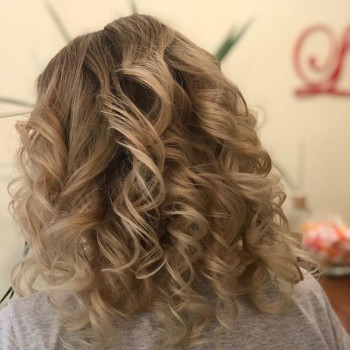 Укладання волосся праскою перукарня Бровари