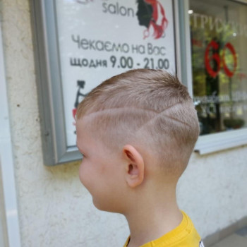 Гарно підстригти хлопчика біля будинку, Бровари.