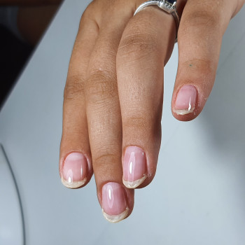 Маникюр+запечатывание натур.ногтей.