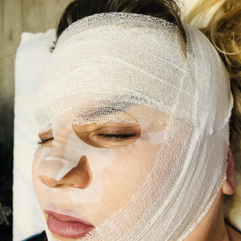 Завершающий этап массажа : наложение маски и бинтование лица