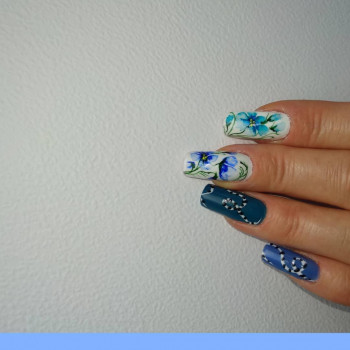 наращивание ноготков гелем. Покрытие белым гель-лаком и сине