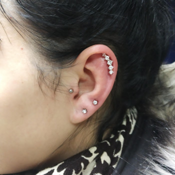 Пирсинг
                    Мастер по пирсингу Владимир Николаев