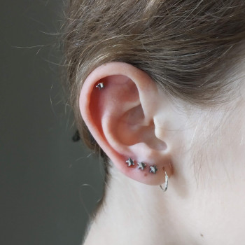 Пирсинг
                    Мастер по пирсингу Владимир Николаев