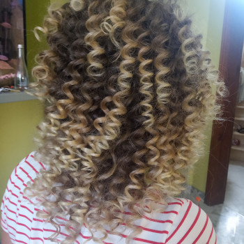 Афронакрутка на тоненьку плойку
                    Перукар Оксана Львів