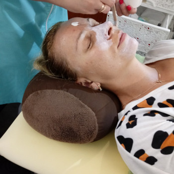 Накладення живильної маски після завершення масажу