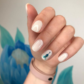 Белый маникюр с рисунком минимализм, фото -  IDN Beauty Salon & Clinic