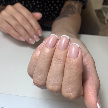 Французський манікюр
                    Салон красоты Wizard Киев